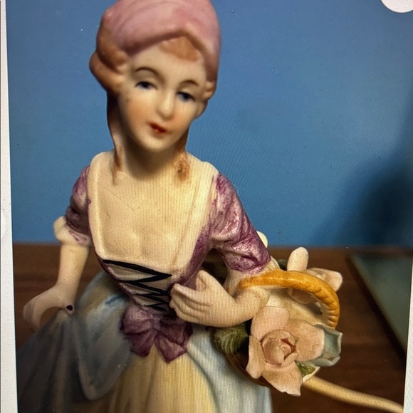 Vintage Ceramic Lady with Roses Night Light 6” WORKS electric - Picture 4 of 9